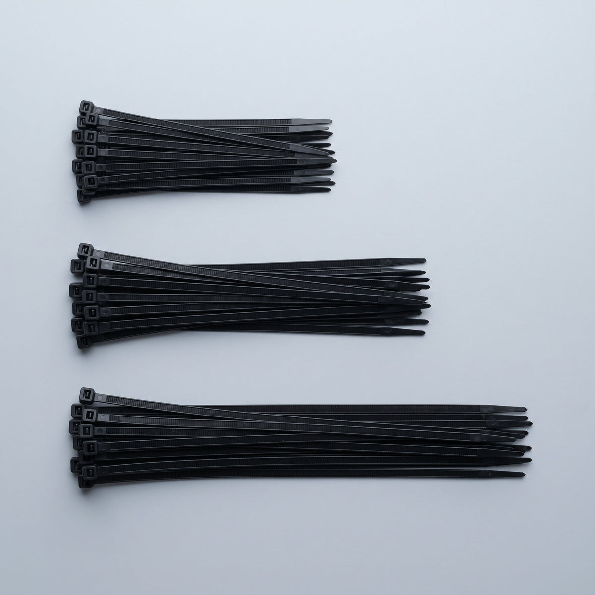 Colliers de serrage nylon noir en trois longueurs : 3 × 100 mm, 3 × 150 mm et 3 × 200 mm